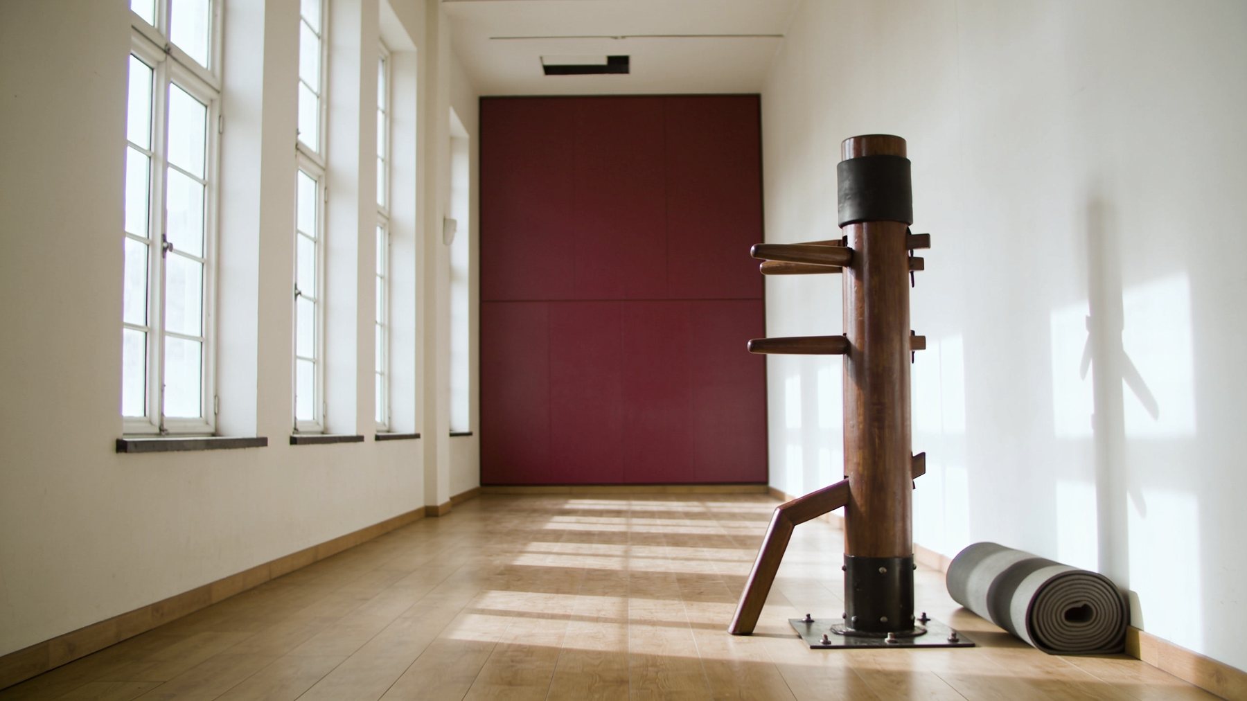 Heller Trainingsraum mit hölzerner VingTsun-Holzpuppe